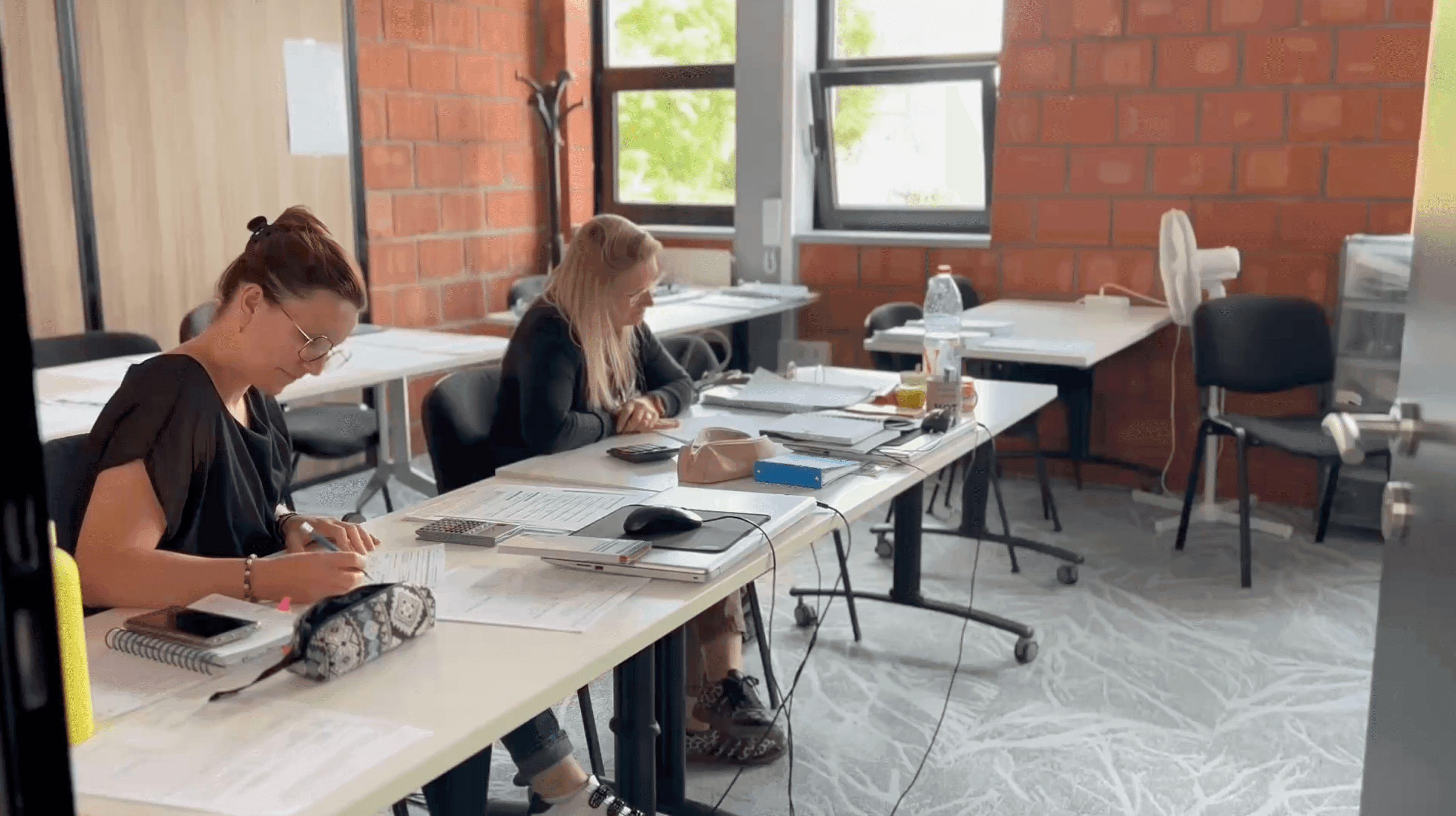 Deux apprenantes qui sont dans les locaux de Formaleaz